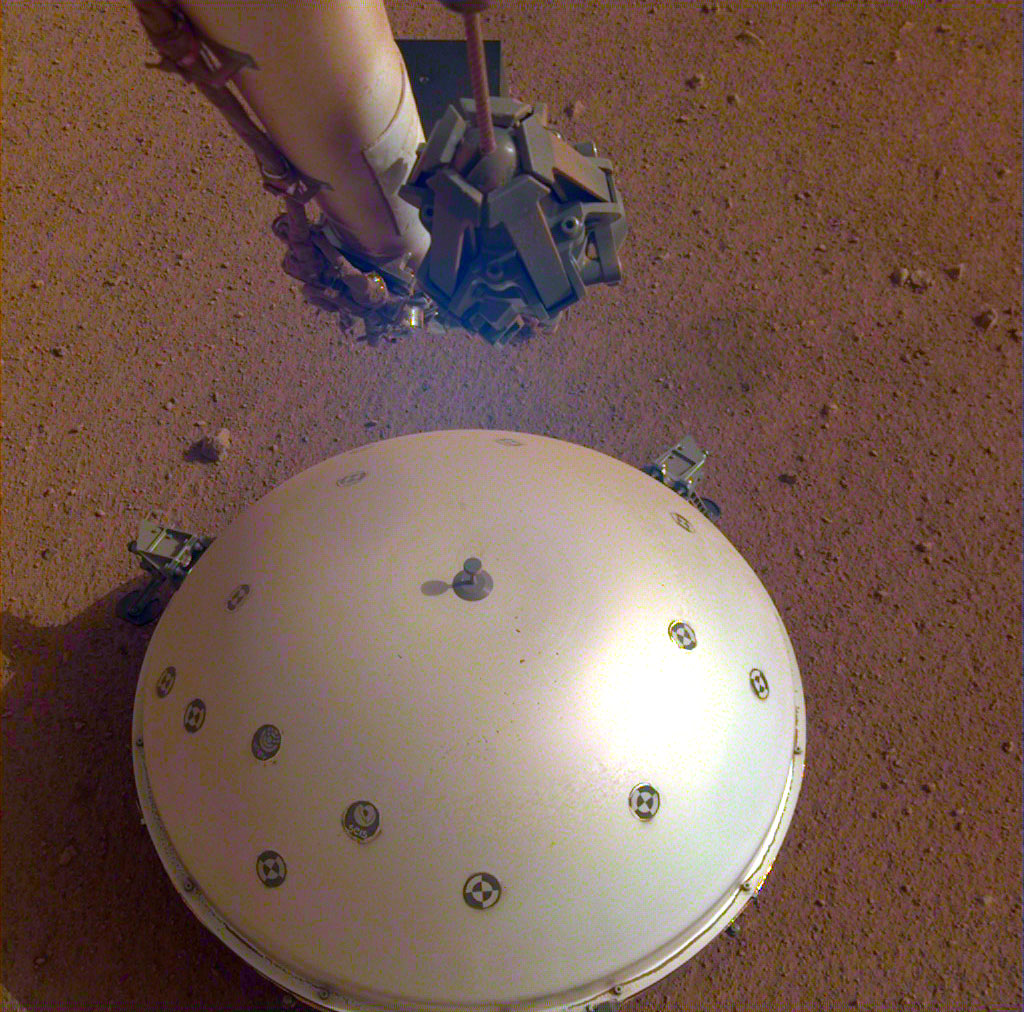 El escudo térmico y de viento abovedado de InSight cubre el sismómetro del módulo de aterrizaje, llamado Experimento sísmico para estructura interior, o SEIS. Créditos: NASA / JPL-Caltech