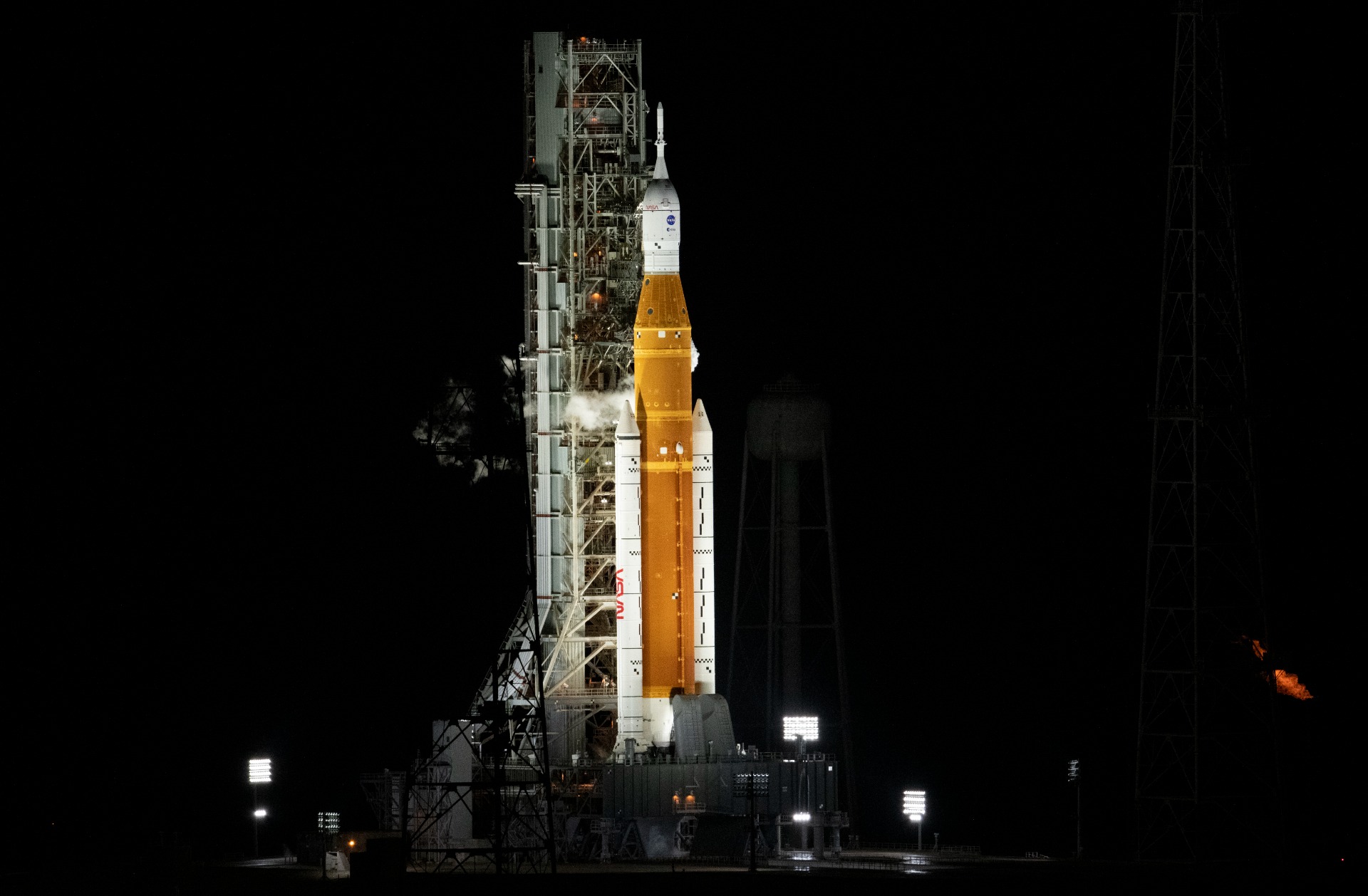 SLS en su primer intento de lanzamiento, el lunes 29 de agosto de 2022, mientras los equipos de lanzamiento de Artemis I cargan más de 700,000 galones de propulsores criogénicos, incluido hidrógeno líquido y oxígeno líquido.